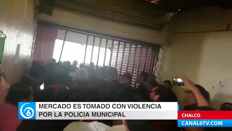 Policías de Chalco toman por la fuerza el mercado municipal por inconformidades de locatarios