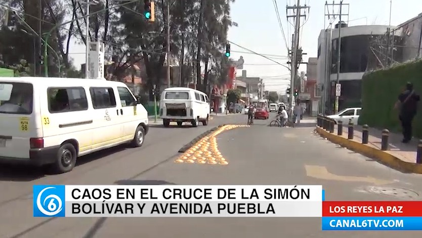 Caos en el cruce de Simón Bolivar y avenida Puebla