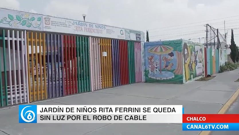 Niños de la primaria Rita Ferrini en Chalco estudian a oscuras debido al robo del cable de luz