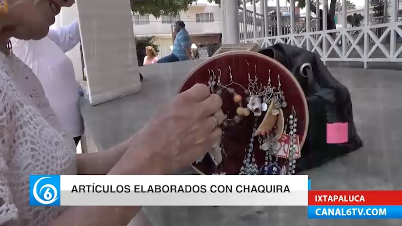 Inspiradas en el arte Huichol, mujeres elaboran con chaquira diversos artículos