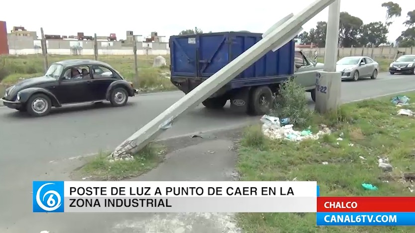 Poste de luz a punto de caer en la zona industrial de Chalco