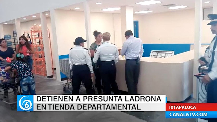 Detienen a mujer que presuntamente intento sacar botellas sin pagar