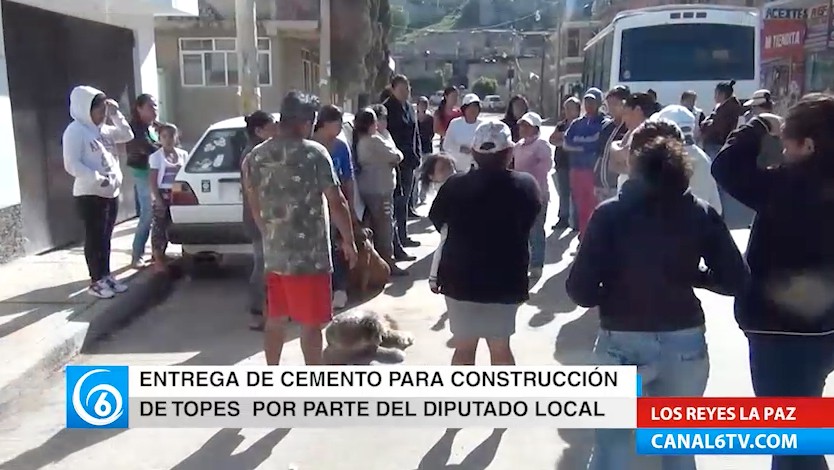 Entrega de cemento para construcción de topes en Lomas de San Isidro