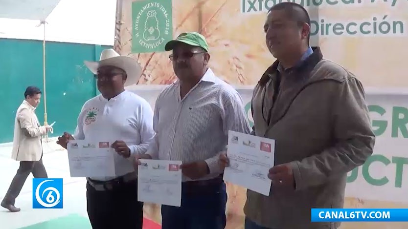 Entrega de apoyos a agricultores en Coatepec y San Francisco