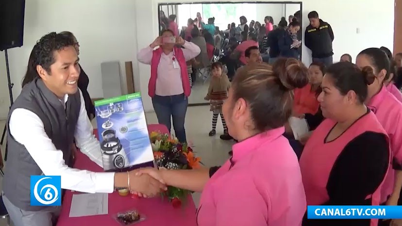 Entrega de mobiliario del programa Desayunos escolares comunitarios