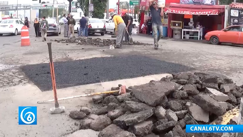 Realizan jornada de bacheo en las inmediaciones de Plaza Sendero