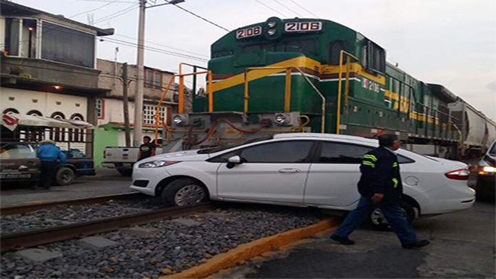 IMPRUDENCIA PROVOCA ACCIDENTE CON TREN DE CARGA