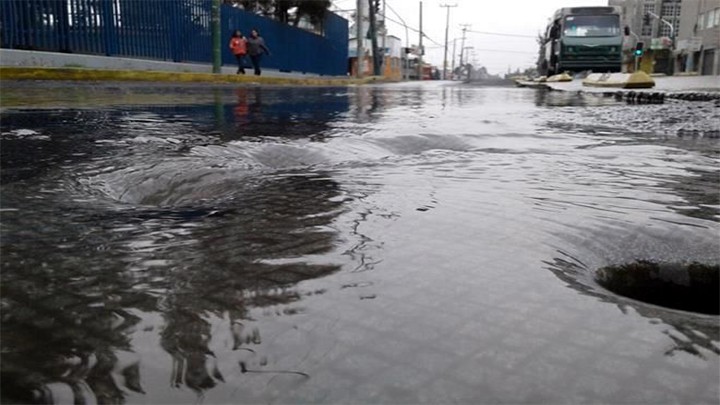 REPORTAN FUGA DE AGUA EN LA COLONIA TEPALCATES