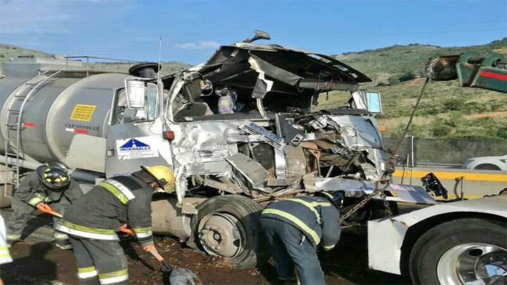 TRÁILER CHOCA CONTRA CAMIÓN EN LA AUTOPISTA CHAMAPA-LECHERÍA