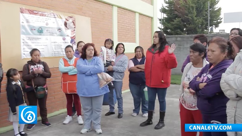 Padres de familia de escuela en Villas de Chalco denuncian anomalías de parte del director del plantel