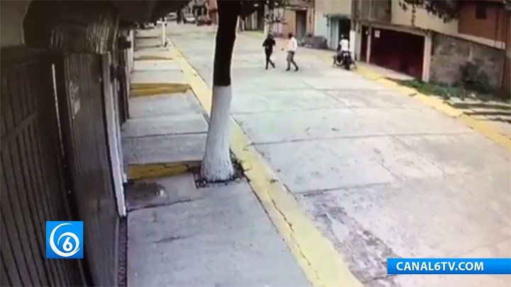 VIDEO: SUJETOS A BORDO DE UNA MOTO ASALTAN A JOVEN EN EL EDOMEX