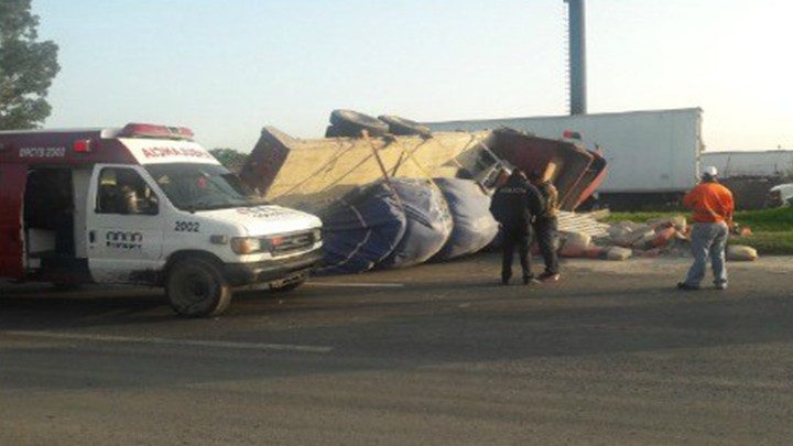 VUELCA CAMIÓN DE CARGA EN LA TEXCOCO-LECHERÍA