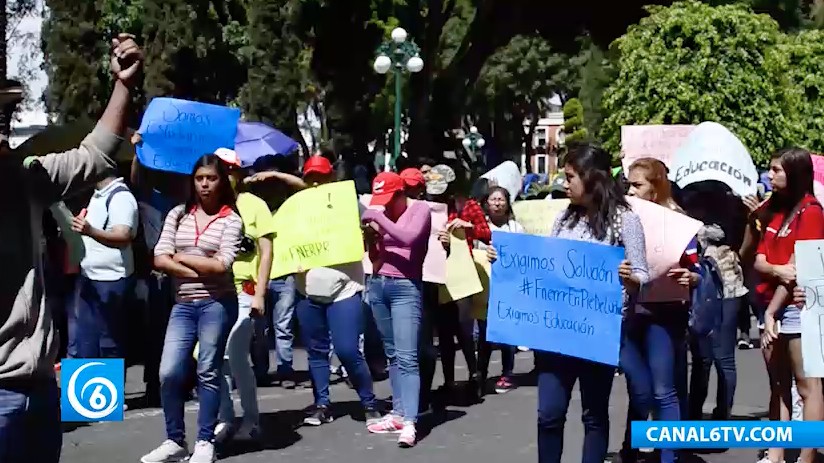 Manifestaciones multitudinarias se registran en Puebla, frente a dependencias estatales