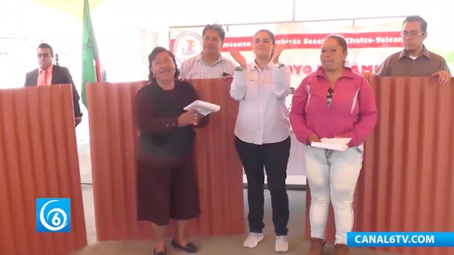 Entrega de láminas de asbesto por gestión del Movimiento Antorchista en la colonia Marco Antonio Sosa en Chalco