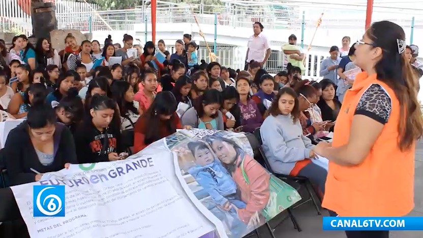 El consejo municipal de la mujer de Chimalhuacán, hizo entrega de apoyos