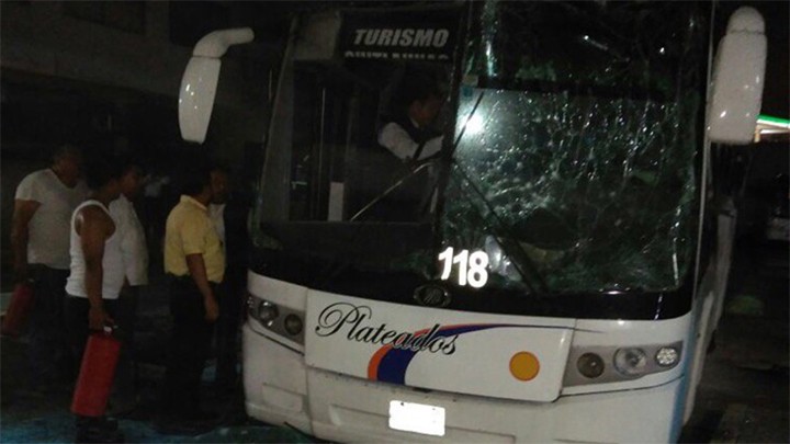 Momento de explosión de autobús de pasajeros en Córdoba, Veracruz