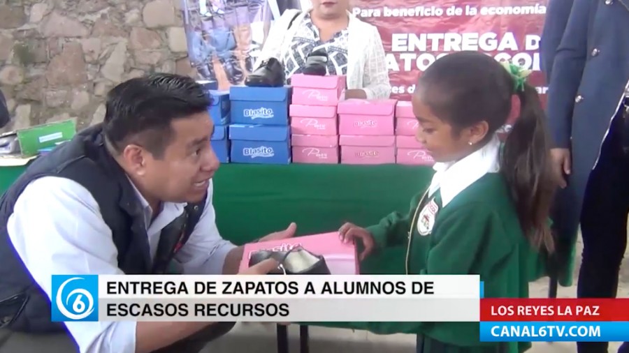 El diputado Fernando González Mejía, realiza entrega de zapatos a alumnos de escasos recursos