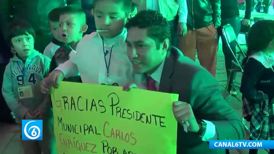 Entrega de apoyos económicos a alumnos de preescolar en Ixtapaluca