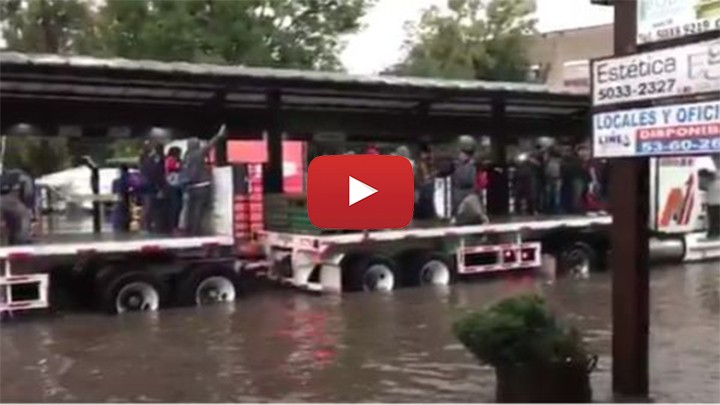 TRÁILER TRASNPORTA A USUARIOS DEL METROBÚS DE LA CDMX VARADOS EN ESTACIÓN LA JOYA  (VIDEO)