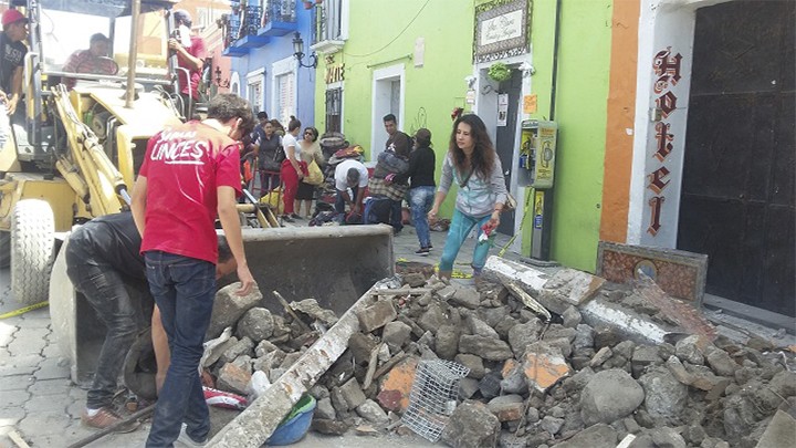 A casi 48 horas del sismo, continúan realizando el recuento de los daños en Atlixco, Puebla