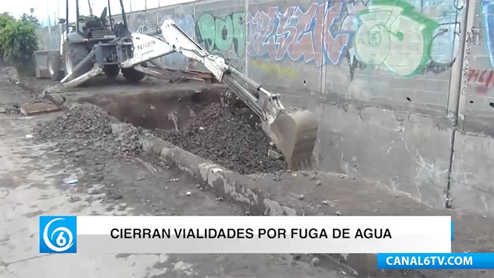 Trabajan para reparar fuga de agua en Eje 10 en Geovillas de la Asunción