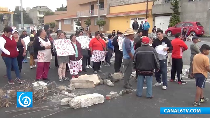 Vecinos de Iztapalapa cerraron la lateral de la autopista por falta de agua en sus colonias