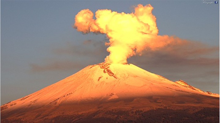 POPOCATÉPETL PASA DE LA EXPLOSIÓN A UN AMANECER DE POSTAL