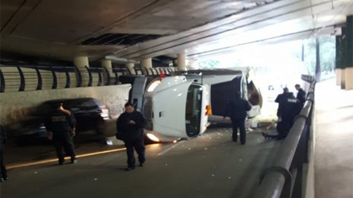 IMPRUDENCIA CAUSA VOLCADURA DE UN TRÁILER