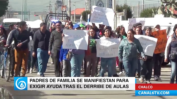 Padres de familia se manifestaron para exigir ayuda tras el derribe de aulas