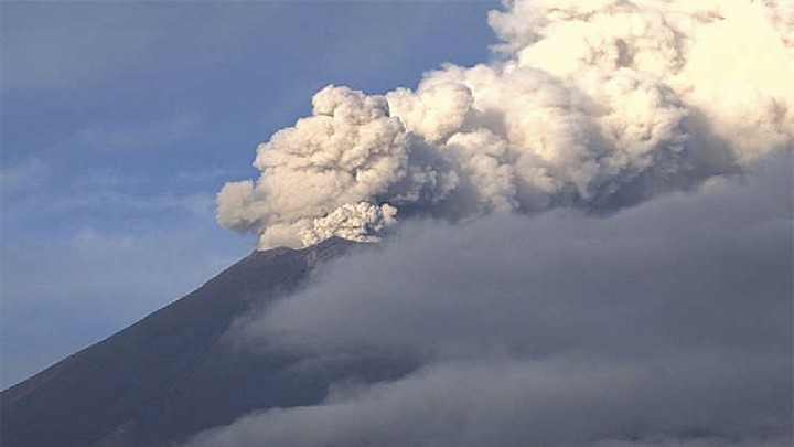 COLUMNA DE HUMO DE DON GOYO PROVOCA CAÍDA DE CENIZA