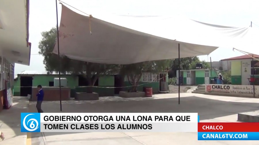 Gobierno de Chalco solamente dona una lona para que alumnos estudien en el patio de la escuela