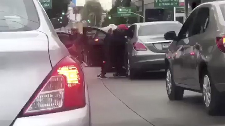 CIUDADANO CAPTA EN VIDEO UN ASALTO A AUTOMOVILISTAS EN LA CDMX