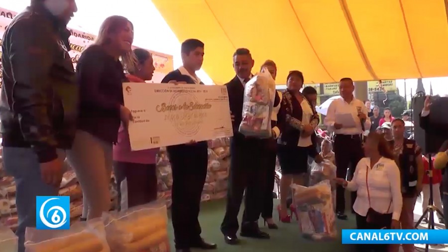 Entrega de apoyos alimentarios y becas para la educación por parte del gobierno de Valle de Chalco