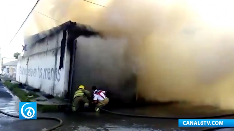 Se incendia una fábrica de colchones en Valle de Chalco