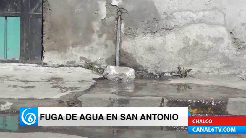 Desperdicio de agua por fuga, en el Barrio San Antonio municipio de Chalco