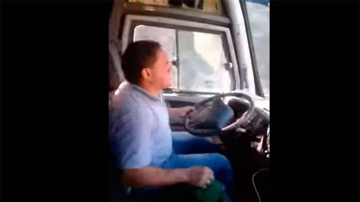 CONDUCTOR DE AUTOBÚS SUELTA EL VOLANTE PARA CANTAR CON LA UNIDAD EN MOVIMIENTO (VIDEO)