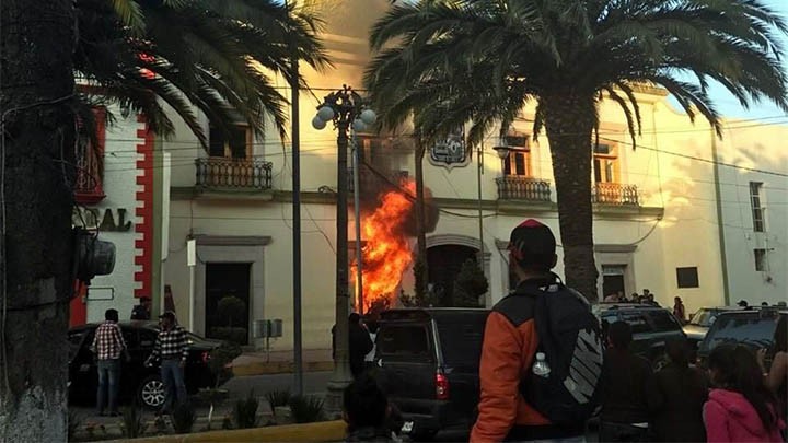 POBLADORES QUEMAN LA COMANDANCIA DE LIBRES, TRAS DEJAR EN LIBERTAD A SUPUESTO LADRÓN