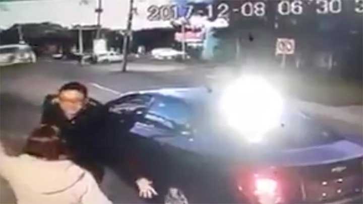 VIDEO: CONDUCTOR DE CABIFY PATEA A MUJER VIGILANTE EN PUEBLA