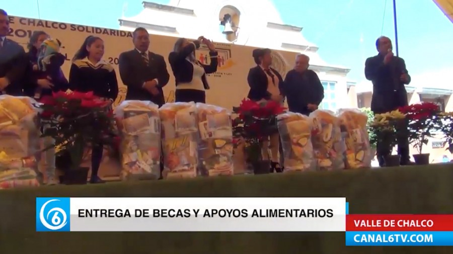 Entrega de becas y apoyos alimentarios en el municipio Valle de Chalco