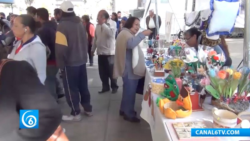 Grupo de adultos mayores realizan bazar navideño en Chalco