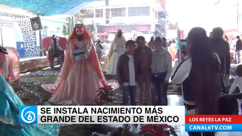 Tianguistas instalan nacimiento monumental en la plaza cívica de Los Reyes La Paz