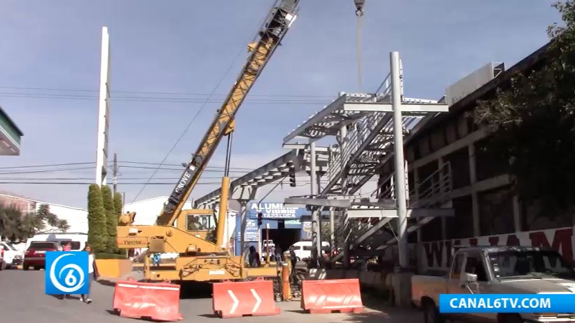 Avanza la construcción de puente peatonal sobre avenida Cuauhtémoc a la altura de la Llantera