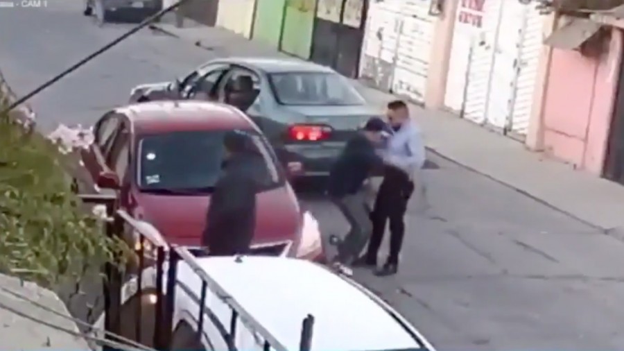 MOMENTO EN QUE FUE ROBADO UN AUTO EN CALLES DE ECATEPEC (VIDEO)