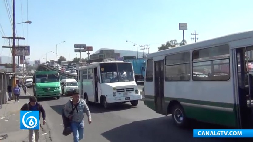 Caos vial en las inmediaciones del metro Santa Martha