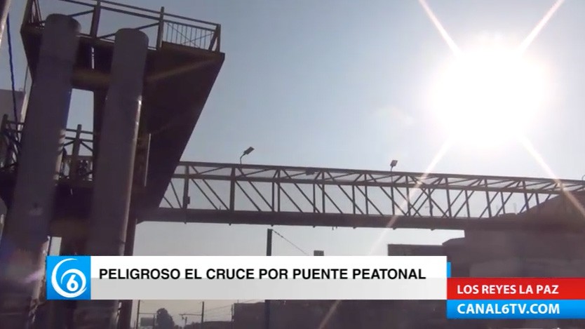 Peligroso el cruce por el puente peatonal sobre la avenida Puebla en Los Reyes