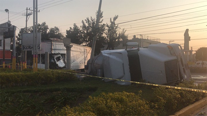 VOLCADURA PROVOCÓ SUSPENSIÓN DEL SERVICIO DEL MEXIBÚS EN NEZA