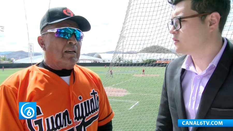 Abelardo Vega, ex jugador profesional de beisbol presente en la espartaqueada en Tecomatlán