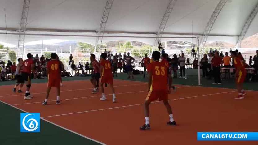 Jóvenes deportistas representantes de Puebla en las disciplinas de básquetbol y voleibol, continúan avanzando en las competencias