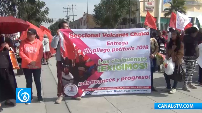 Integrantes del Movimiento Antorchista entregan pliego petitorio a autoridades de Chalco
