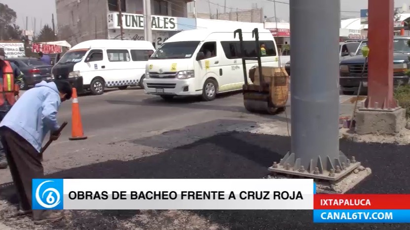 Obras de bacheo frente a la Cruz Roja en Ixtapaluca